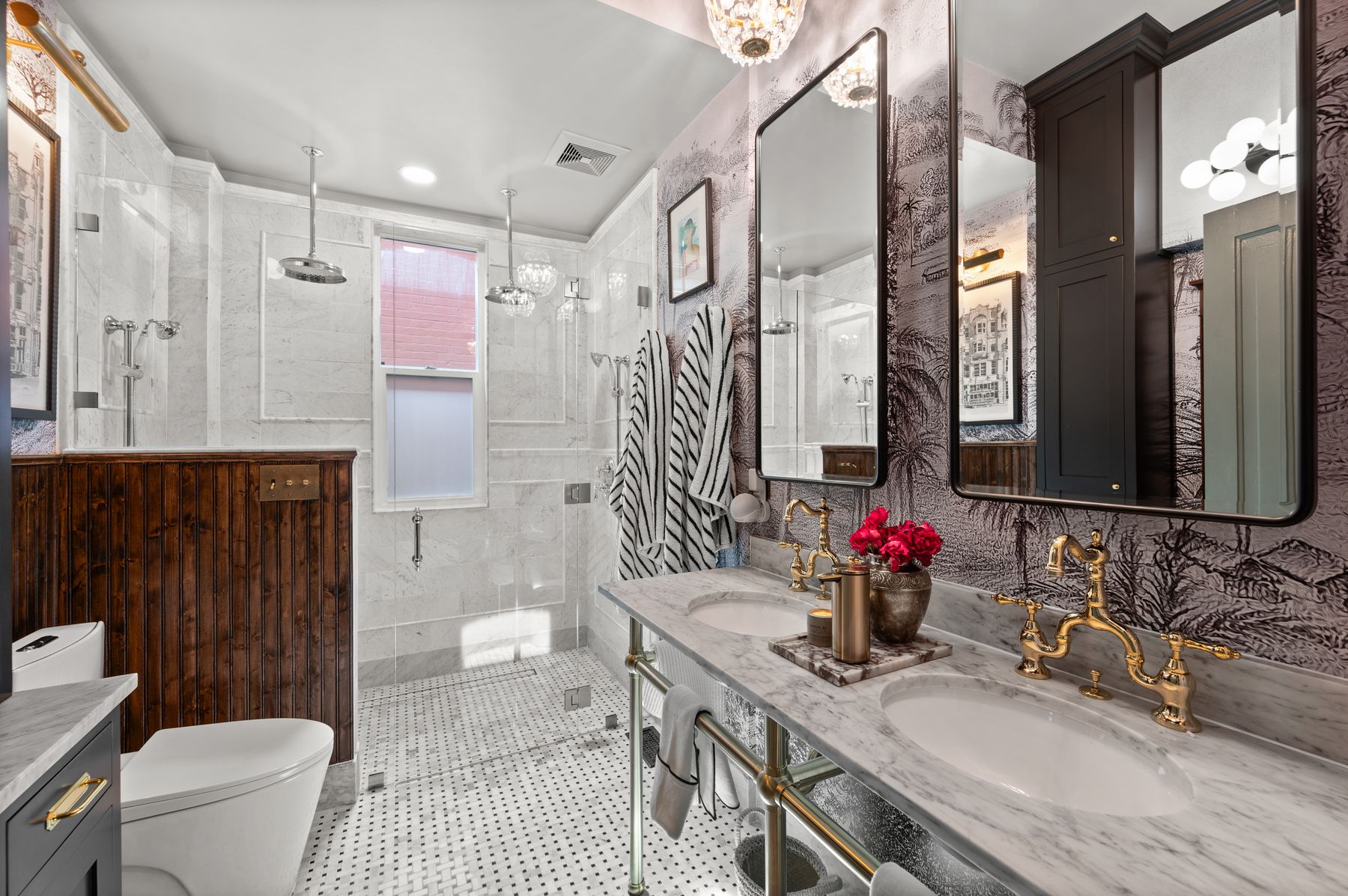 Bathroom in Carrara marble with unlacquered brass and palm toile walls